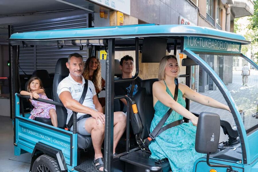 1,5-Hour Barcelona City & Beach Private Tuk-Tuk Tour - Plaça de Catalunya and the city center