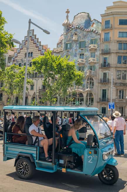 1,5-Hour Barcelona City & Beach Private Tuk-Tuk Tour - Group size, weather, and timing