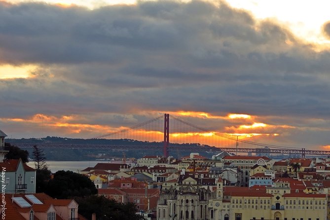1 hour in Tuk Tuk to access the famous viewpoints of Lisbon - Senhora do Monte for the big city view