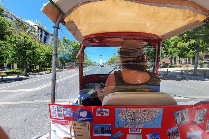 1 hour in Tuk Tuk to access the famous viewpoints of Lisbon - What the guides add to the ride