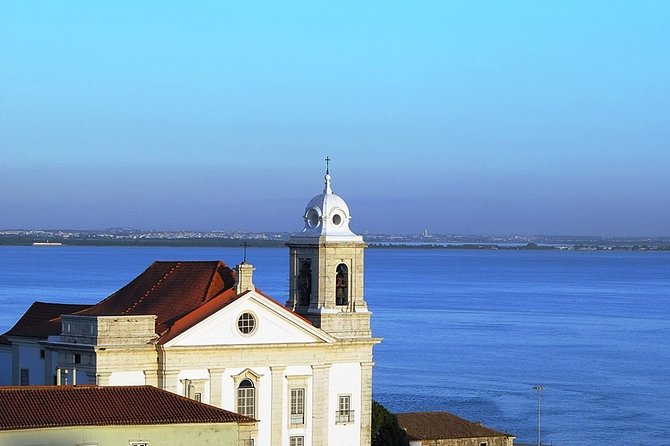 1 hour in Tuk Tuk to access the famous viewpoints of Lisbon - Santa Luzia and the view over the Sea of Straw