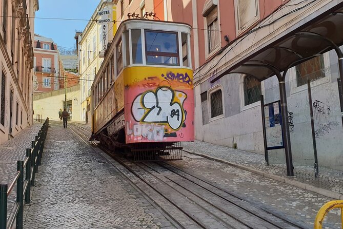 1-hour private eco tuk-tuk tour for up to 6 people through Lisbon - Sé Cathedral and Santo António in 10 minutes