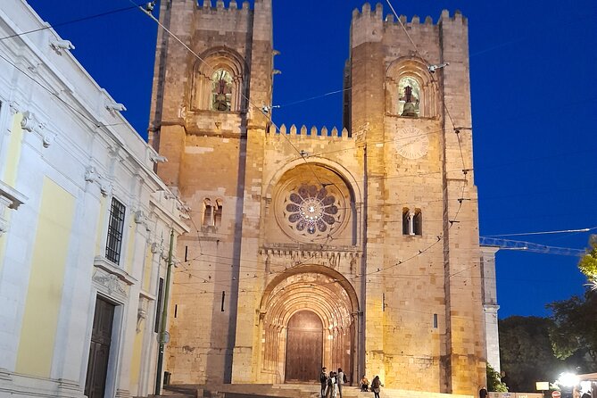 1-hour private eco tuk-tuk tour for up to 6 people through Lisbon - Ten minutes inside the character of Alfama