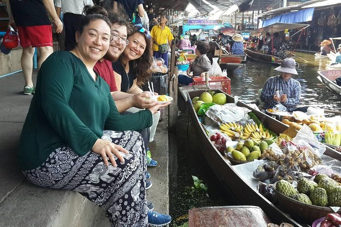 2-hour Bangkok Old City Night CHOB TUK TUK + Talat Noi Street Art - The Giant Swing, Wat Suthat, and Bangkok City Hall