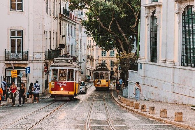 2 Hour Tuk Tuk Tour of the Old Town it will make you fall in love - Lisbon Cathedral and the marks of catastrophe