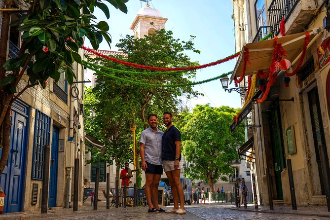 2h Sunset Views Lisbon by Tuk Tuk - Castelo and Mouraria: two neighborhoods with different stories