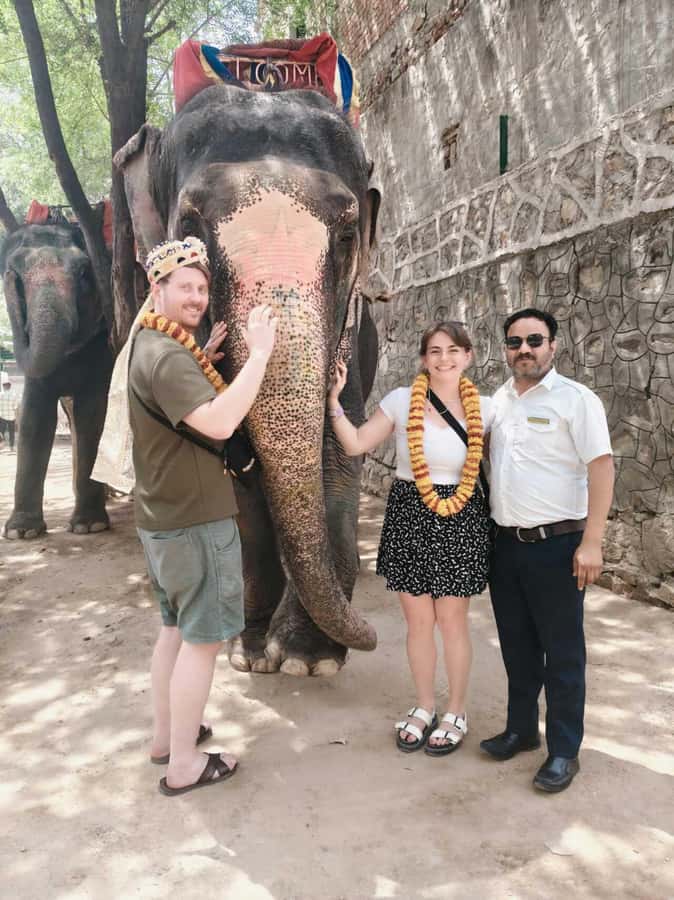 Agra: Taj Mahal Guided Tour with Tuk-Tuk - Local art and craft shops
