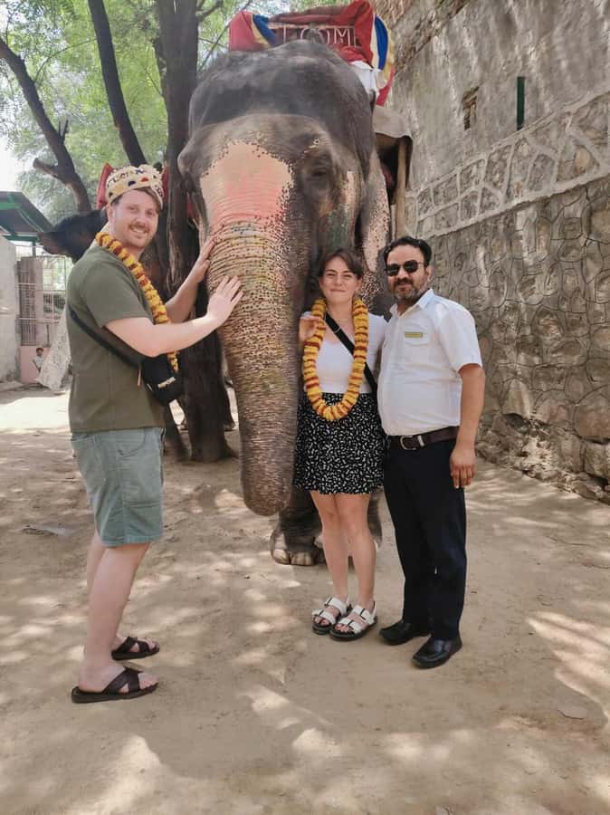 Agra: Taj Mahal Guided Tour with Tuk-Tuk - Meeting your driver in Agra