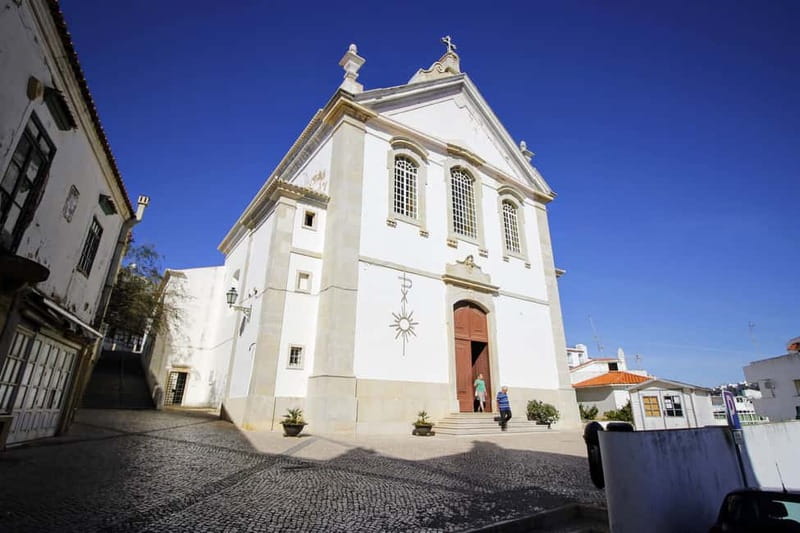 Albufeira: Tuk Tuk Ride with Old Town and Beaches - What the guide adds to the experience