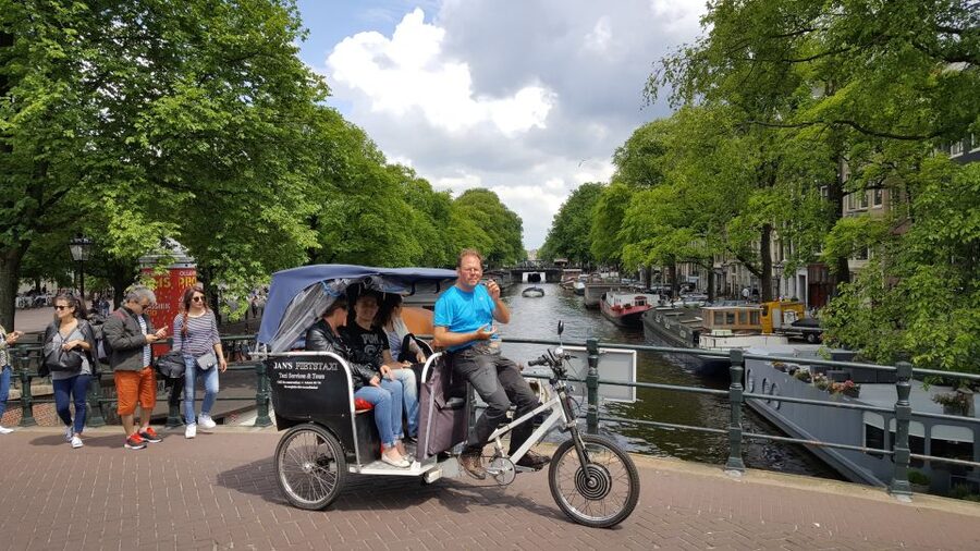 Amsterdam: 2-Hour Sightseeing Tour by Rickshaw - A guide who can shape the ride