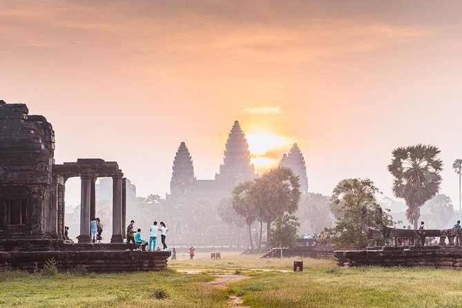 Angkor Wat Sunrise Private Tour by Tuk Tuk - Bayon and its famous stone faces