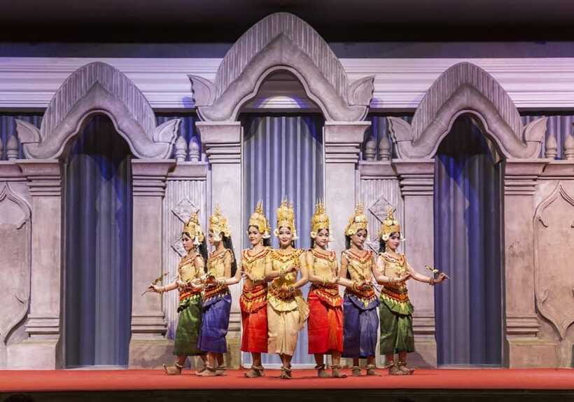 Apsara Traditional Dances & Local Buffet with Tuk-Tuk Ride - Watching the Apsara performance
