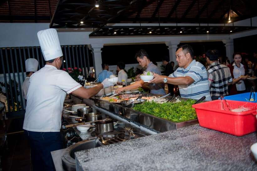 Apsara Traditional Dances & Local Buffet with Tuk-Tuk Ride - Who should book this evening
