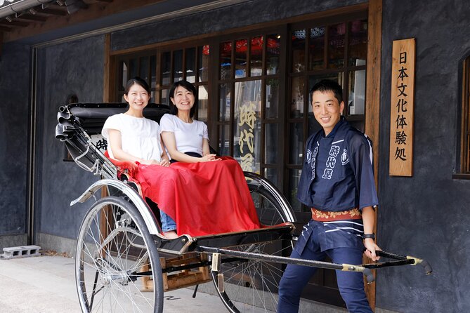 Asakusa, Tokyo: Rickshaw Experience and Highlights Walking tour - Starting beneath the Thunder Gate