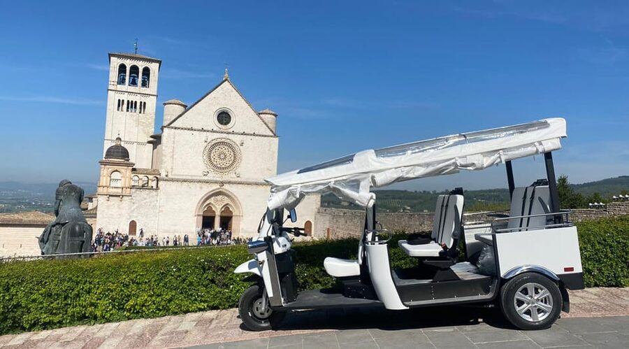 Assisi: Grand Tour Tuk Tuk - Italian driver - Why a tuk-tuk works well in steep Assisi
