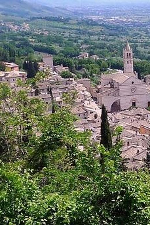 Assisi: Grand Tour Tuk Tuk - Italian driver - Piazza del Comune and the Temple of Minerva