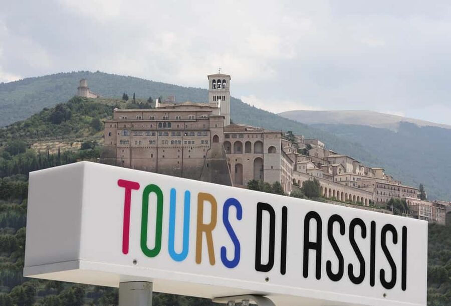 Assisi: Grand Tour Tuk Tuk - Italian driver - Santa Chiara and the beginning of Assisi’s Franciscan story