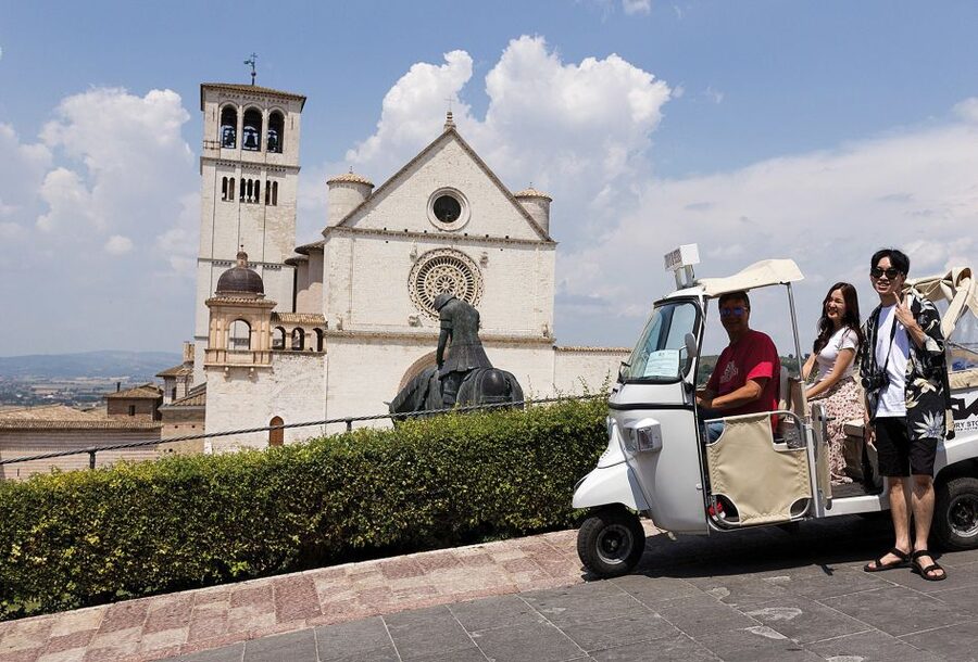 Assisi: Panoramic Tuk Tuk Tour - Chiesa Nuova and the story of St. Francis