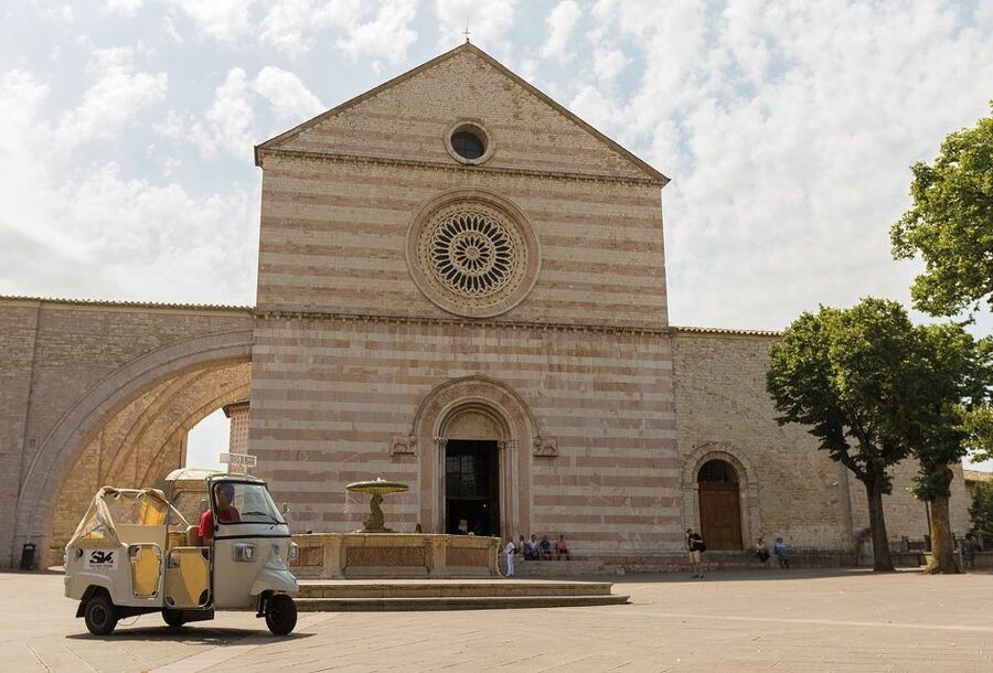 Assisi: Panoramic Tuk Tuk Tour - Piazza del Comune and the Roman remains