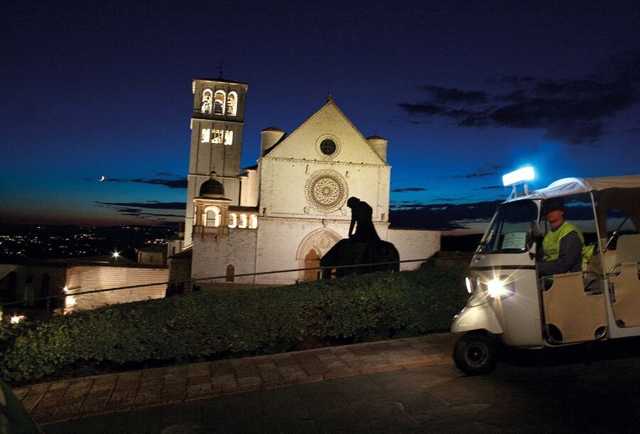 Assisi: Panoramic Tuk Tuk Tour - San Rufino and Piazza del Vescovado