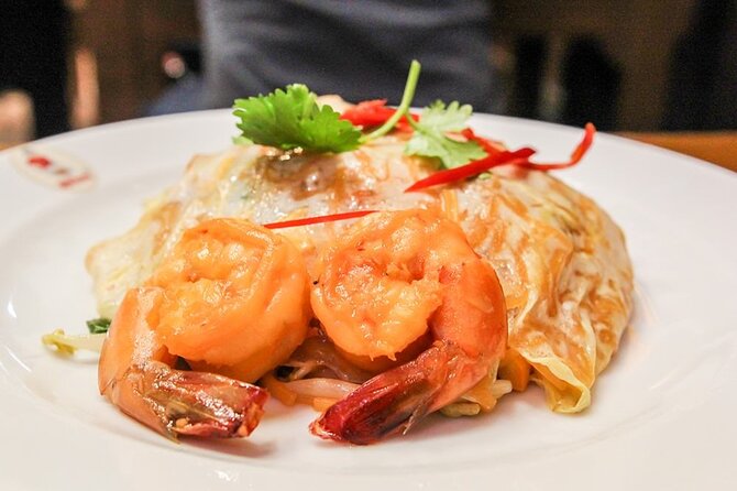 Bangkok Best Midnight Food Tour by Tuk Tuk - A food break at the flower market and temple