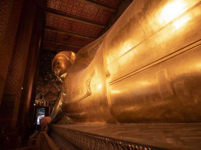 Bangkok: Evening Tour with Wat Arun, Wat Pho & Tuk Tuk Ride - What the guides add to the experience