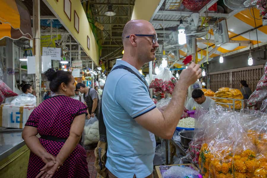 Bangkok: Markets, Temples and Food Night Tour by Tuk Tuk - Wat Prayoon under lights