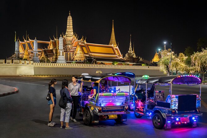 Bangkok: Michelin Street Eats by Tuk-Tuk Guided Food Tour - Tuk-tuk streets and a photo stop at the Giant Swing