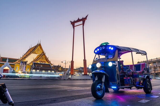Bangkok: Michelin Street Eats by Tuk-Tuk Guided Food Tour - Folding a lotus at Pak Khlong Talat