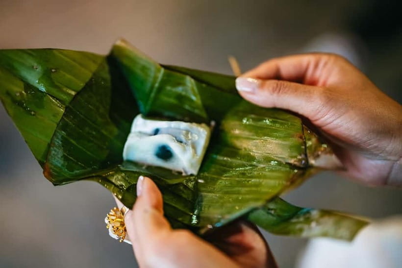 Bangkok: Midnight Food Tour by Tuk-Tuk - The flower market and a quiet cultural moment