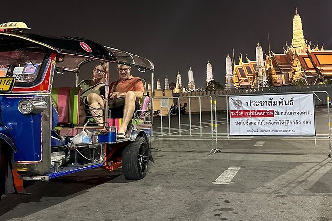Bangkok Night Tour: Food, Temple & Tuk-Tuk - Street food along Itsaraphap Road