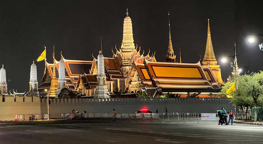 Bangkok Night Tour: Food, Temple & Tuk-Tuk - Dinner with a local restaurant stop