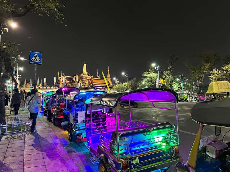 Bangkok Night Tour: Food, Temple & Tuk-Tuk - What the guides add