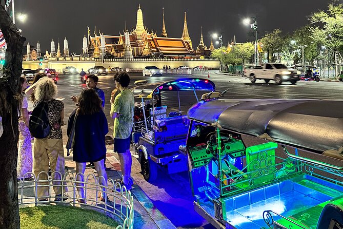 Bangkok Night Tour: Food, Temple & Tuk-Tuk - Meeting at Wongwian Yai and seeing local Bangkok
