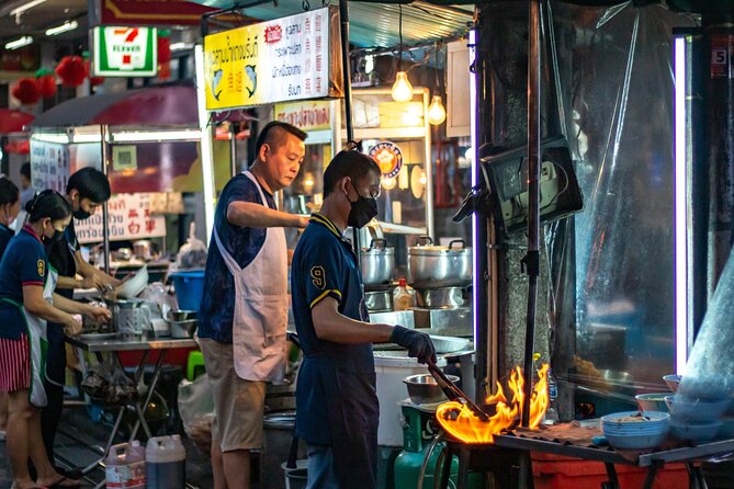 Bangkok Night Tour: Wat Arun, Wat Pho, Chinatown & Tuk Tuk Ride - Chinatown and Yaowarat after dark