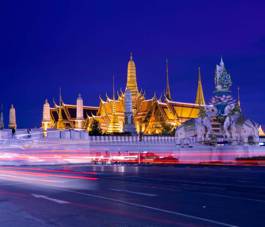 Bangkok Night Tuk Tuk: Private Tour of Markets & Landmarks - A calm temple pause across the river