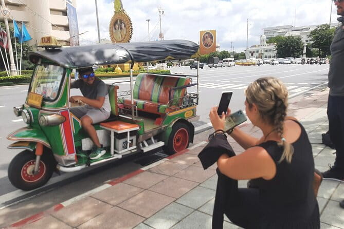 Bangkok TUK TUK Twilight Cultures Market and Food Taste - Key points at a glance
