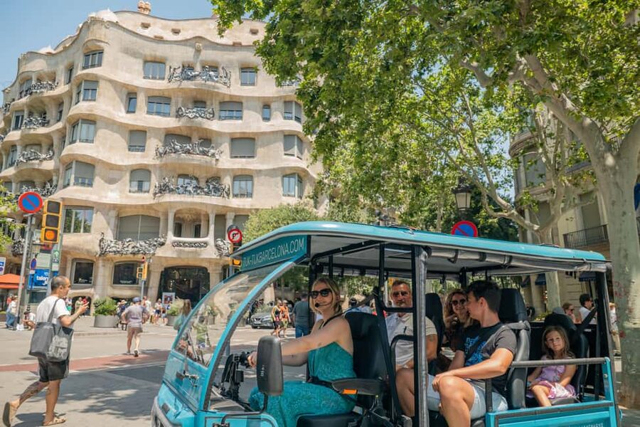 Barcelona: 2h Premium Private Tuk-Tuk Tour - Passeig de Gràcia and three modernist façades