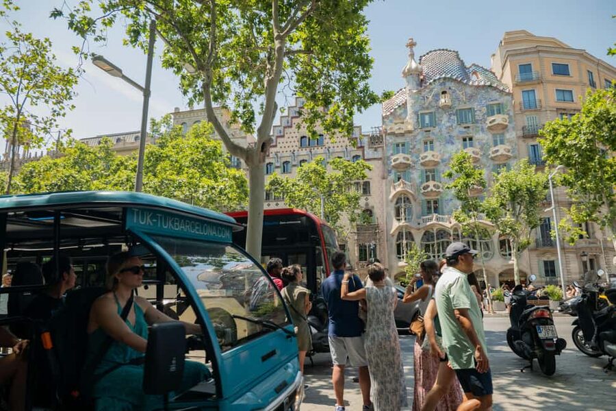 Barcelona: 2h Premium Private Tuk-Tuk Tour - Plaça de Catalunya and the city center