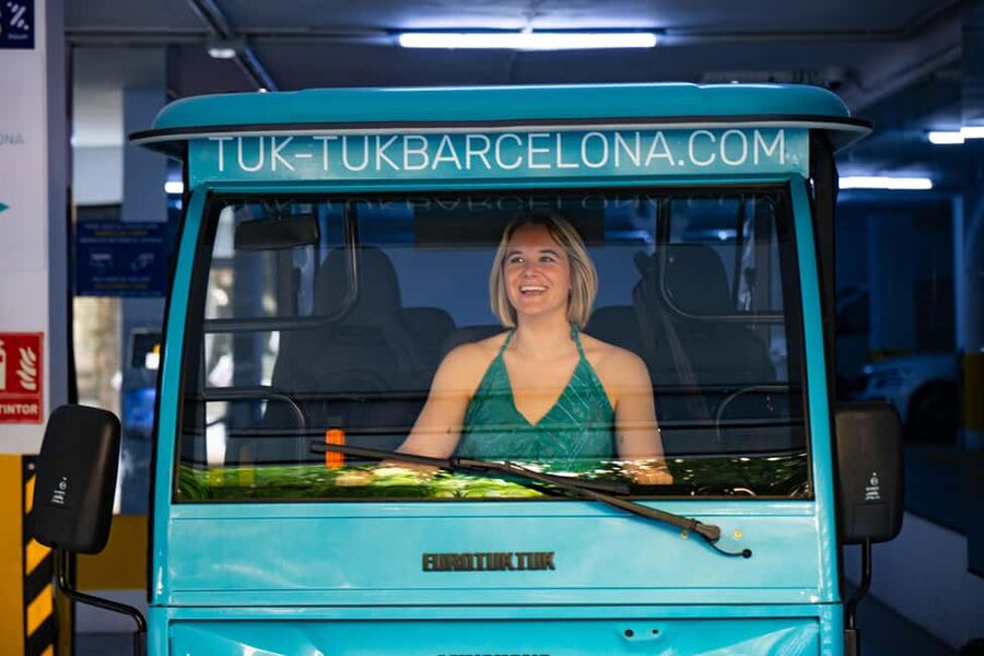 Barcelona: 2h Premium Private Tuk-Tuk Tour - Plaça d’Espanya and the climb toward Montjuïc