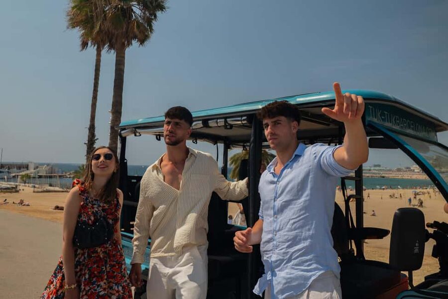 Barcelona: 2h Premium Private Tuk-Tuk Tour - Guide languages and the personal touch