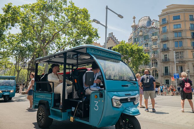 Barcelona: City Highlights Private Tuk-Tuk Tour - Gaudí’s east side: La Monumental and the Sagrada Família