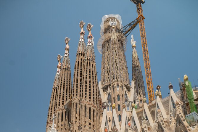 Barcelona: City Highlights Private Tuk-Tuk Tour - La Pedrera and Casa Batlló