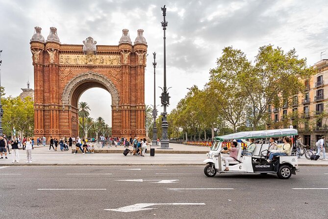 Barcelona Expert Tour with Local Guide in Eco Tuk Tuk Private - Gaudí begins with the Sagrada Família