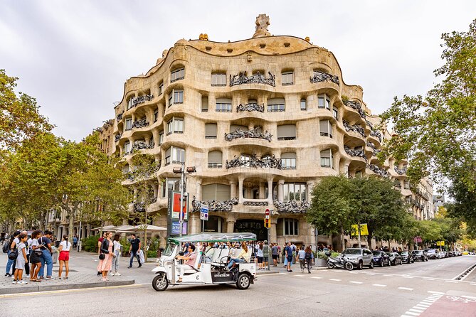Barcelona Historical Tour with Local Guide in Eco Tuk Tuk Private - Plaza de España and the climb toward Montjuïc