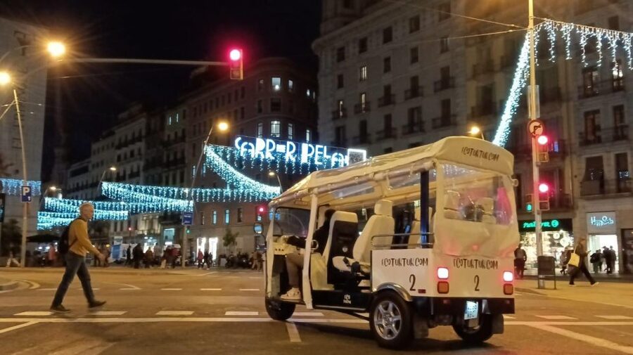 Barcelona: Private Christmas Lights Tour by Eco Tuk Tuk - Key points to know before you book