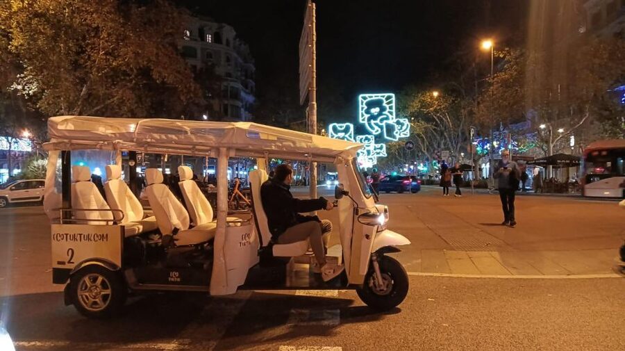 Barcelona: Private Christmas Lights Tour by Eco Tuk Tuk - Timing, weather, and route changes