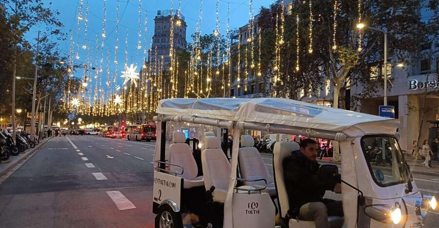 Barcelona: Private Christmas Lights Tour by Eco Tuk Tuk - Why a tuk tuk works well for Barcelona at Christmas