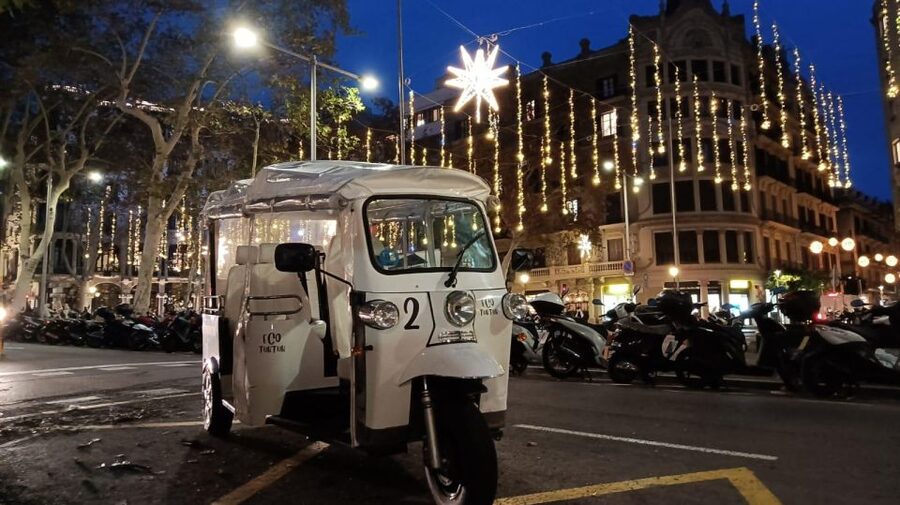 Barcelona: Private Christmas Lights Tour by Eco Tuk Tuk - Passeig de Gràcia and Gaudí after dark