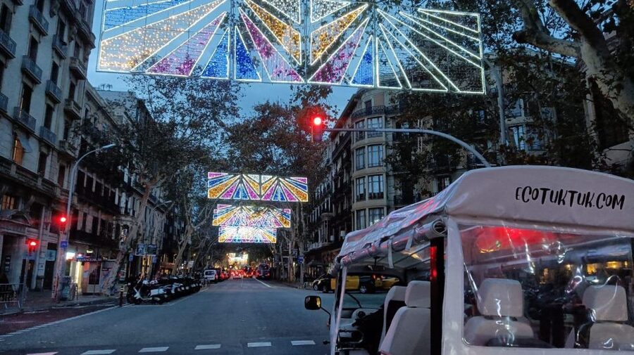 Barcelona: Private Christmas Lights Tour by Eco Tuk Tuk - A one-hour route with no scheduled stops